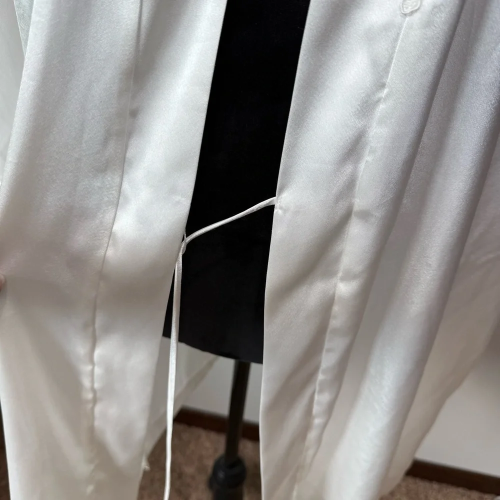 Dentelle White Satin & Lace Short Robe – Size Large